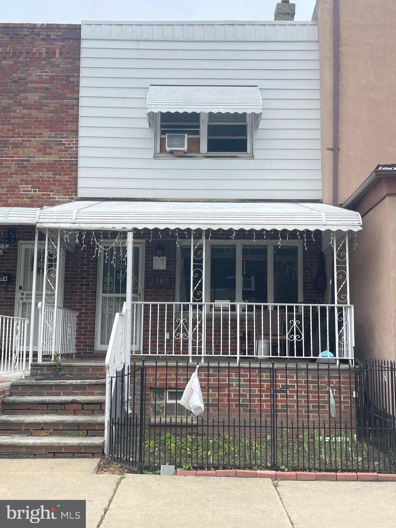 2702 S DARIEN ST Property Photo 1