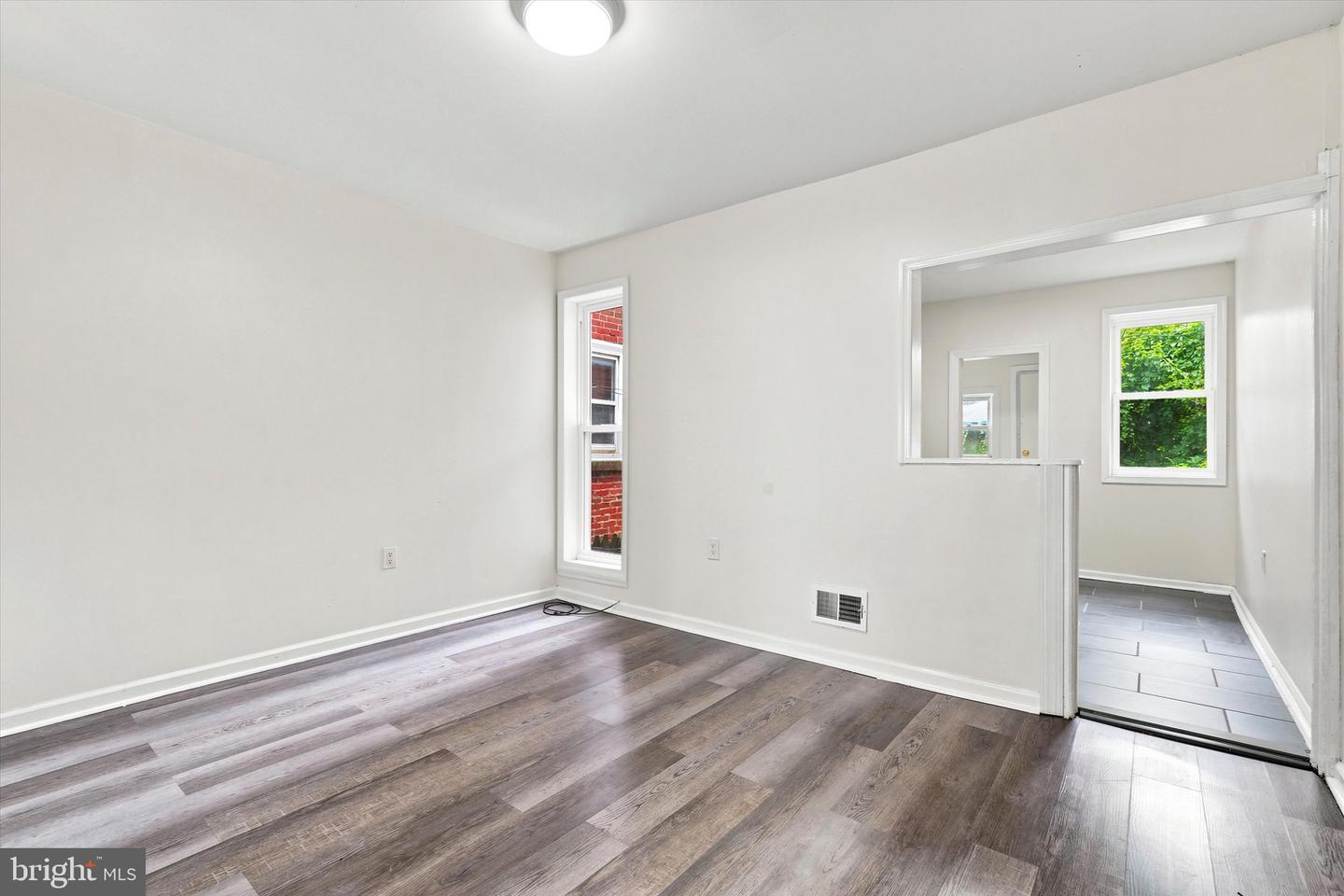 231 W Sheldon St Property Photo 7