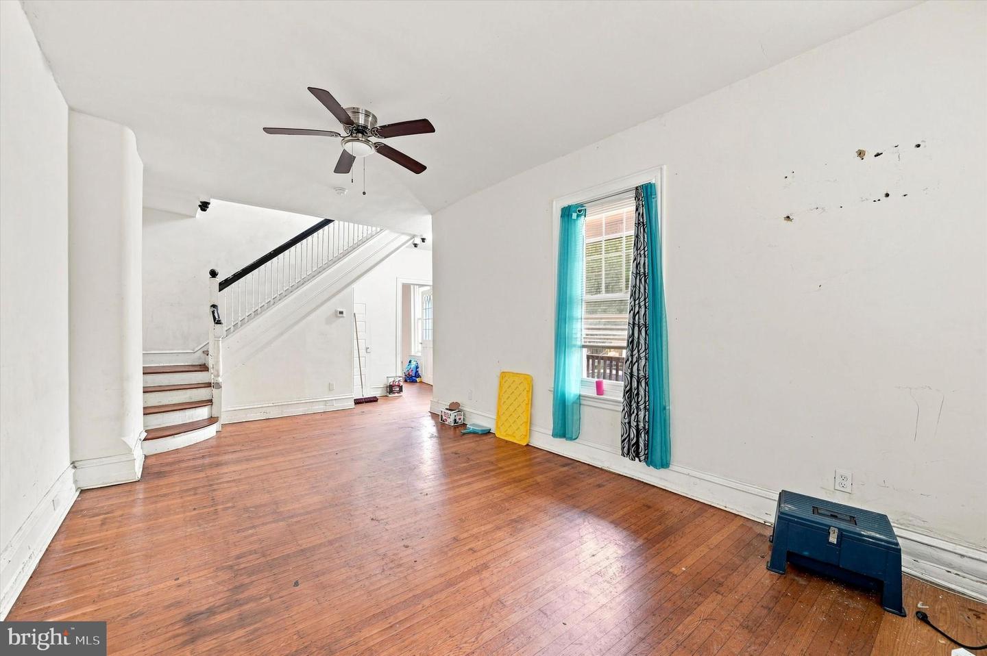 364 E Church Ln Property Photo 8