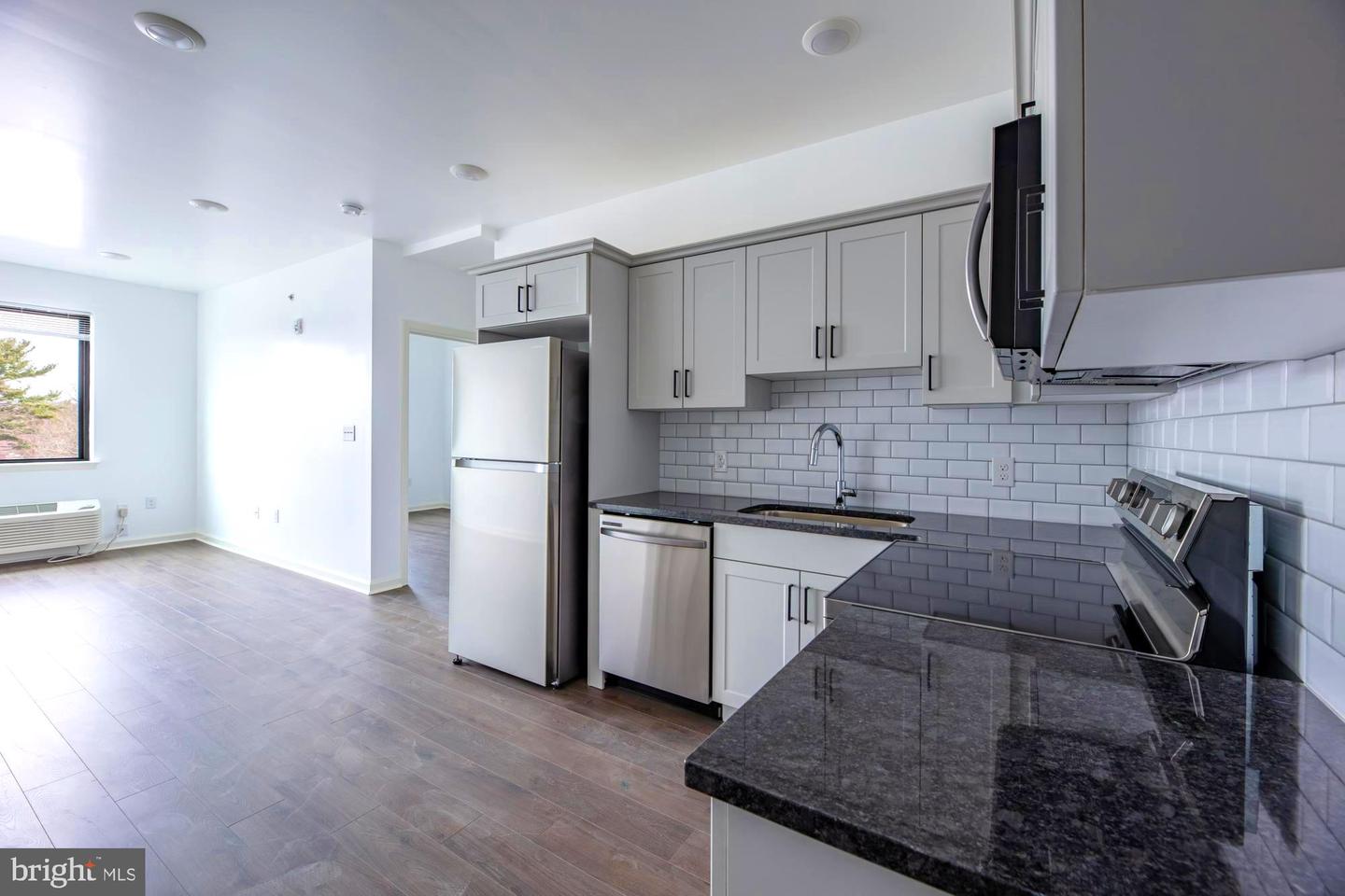 370 W Johnson St #a201 Property Photo 1