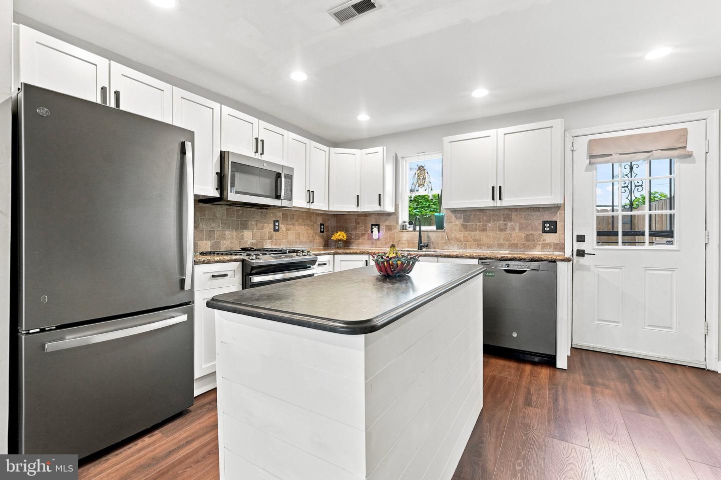 1931 Annin St Property Photo 3