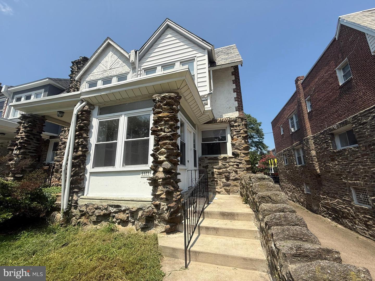 373 E Cliveden St Property Photo 3