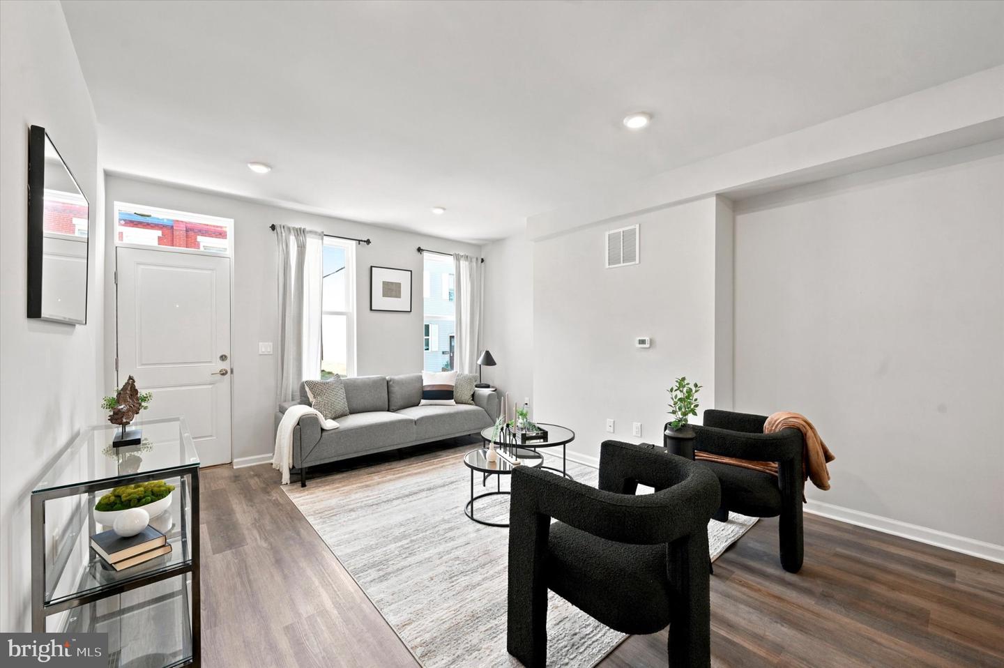 1207 S Harmony St Property Photo 4