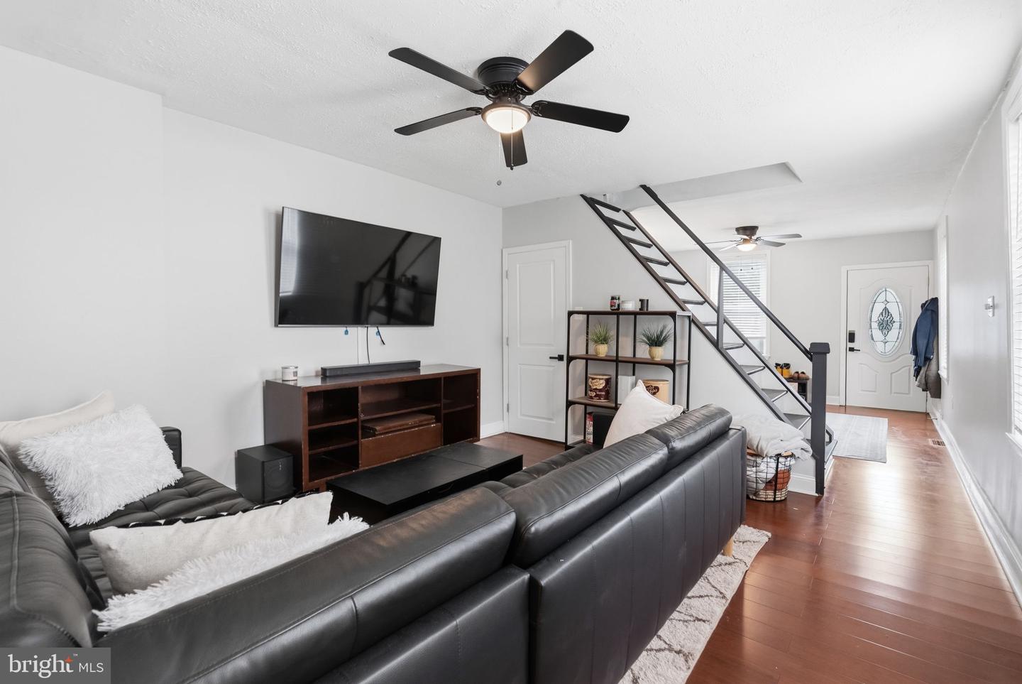 440 Lemonte St Property Photo 6