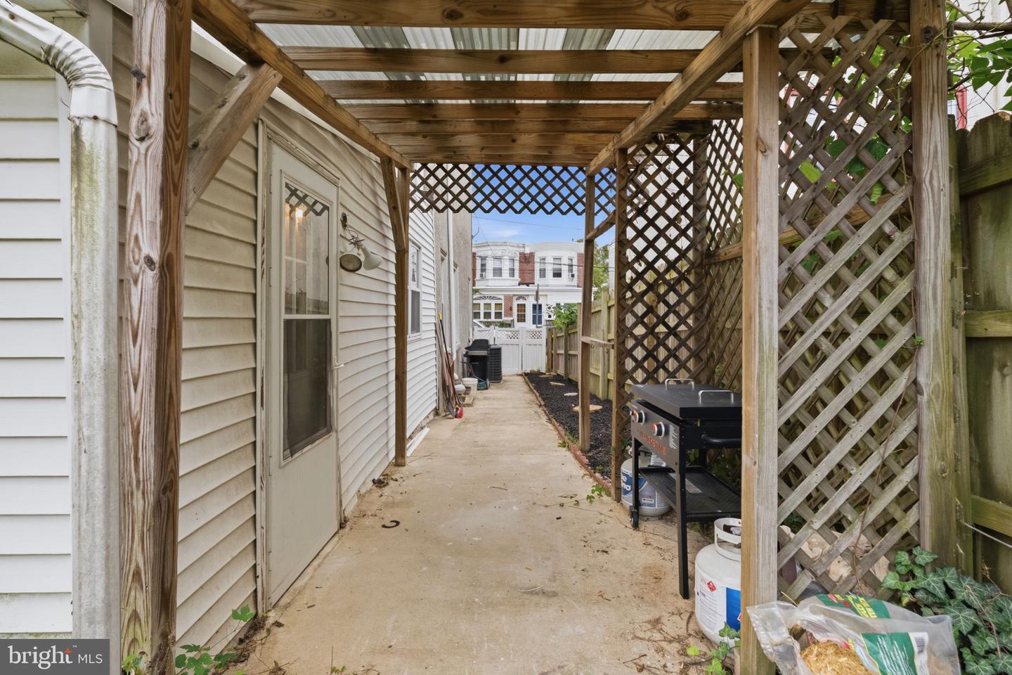 440 Lemonte St Property Photo 16