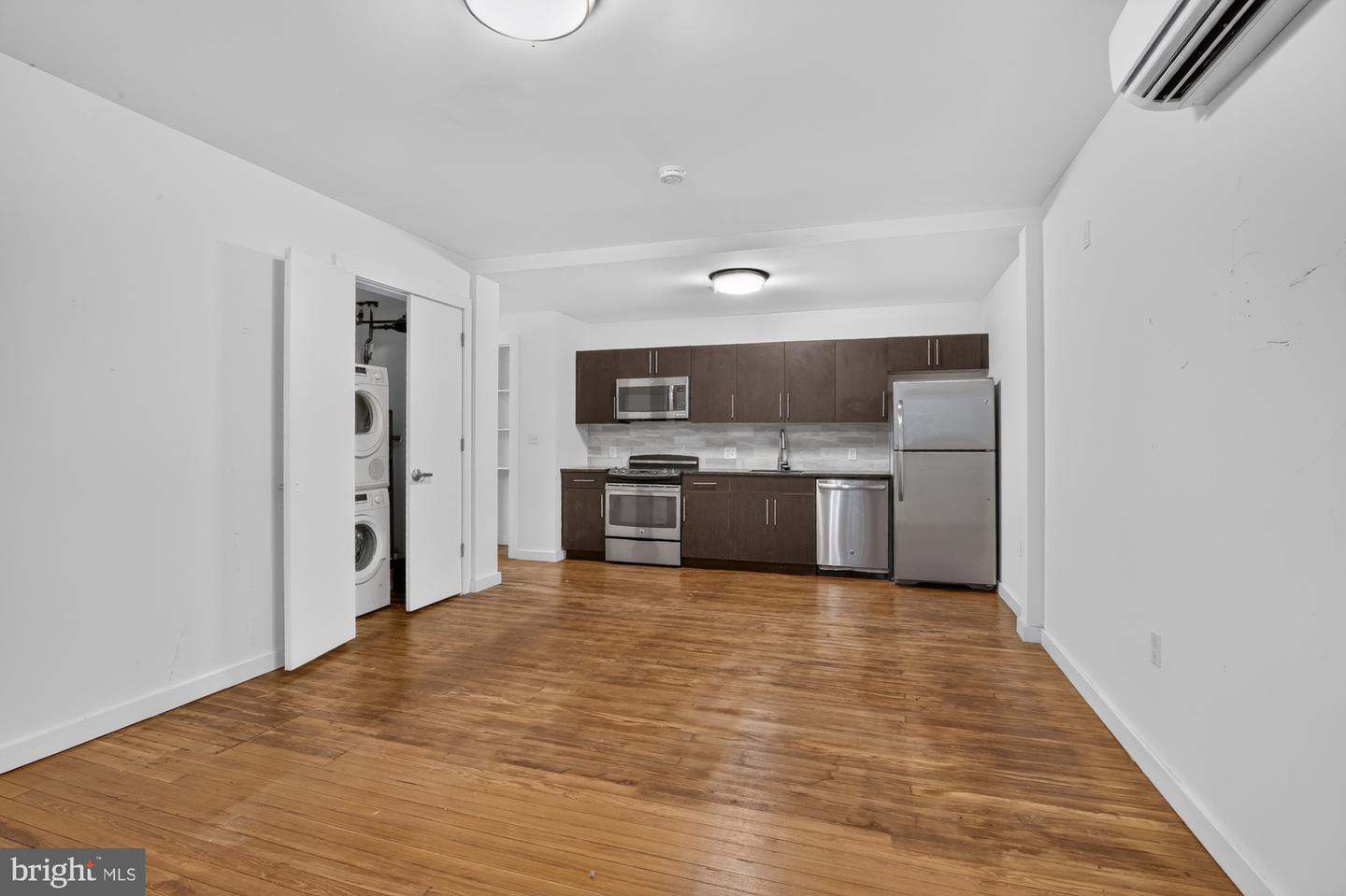 2321 Fitzwater St #204 Property Photo 3