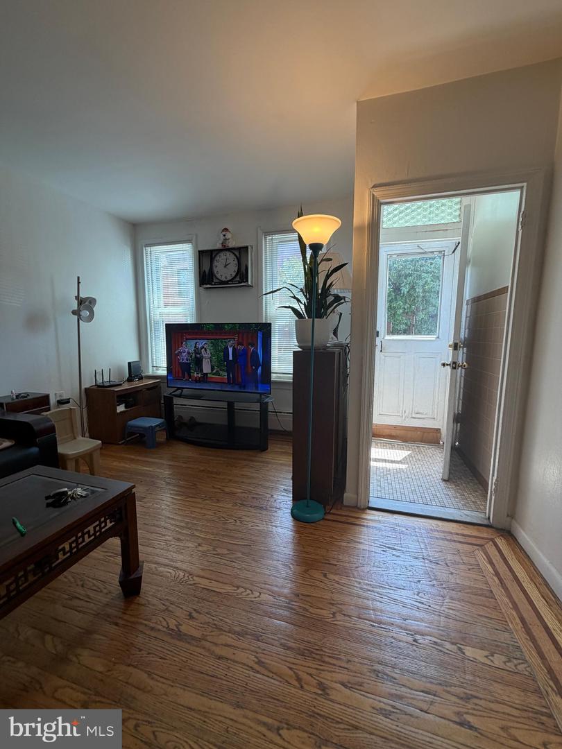 623 Fernon St Property Photo 3