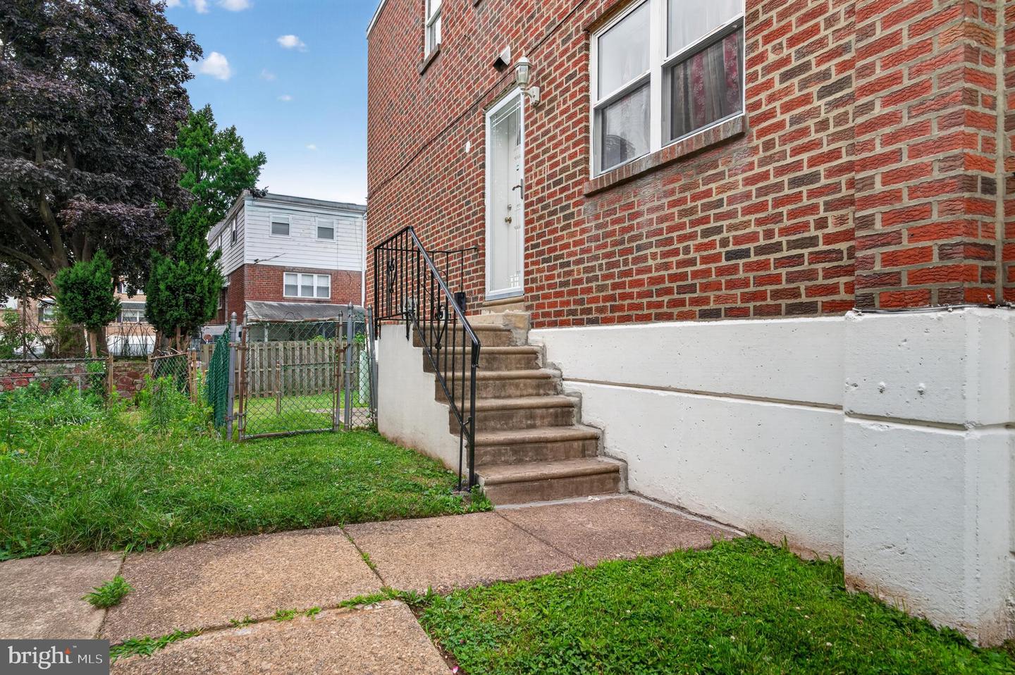 662 Lawler St Property Photo 4
