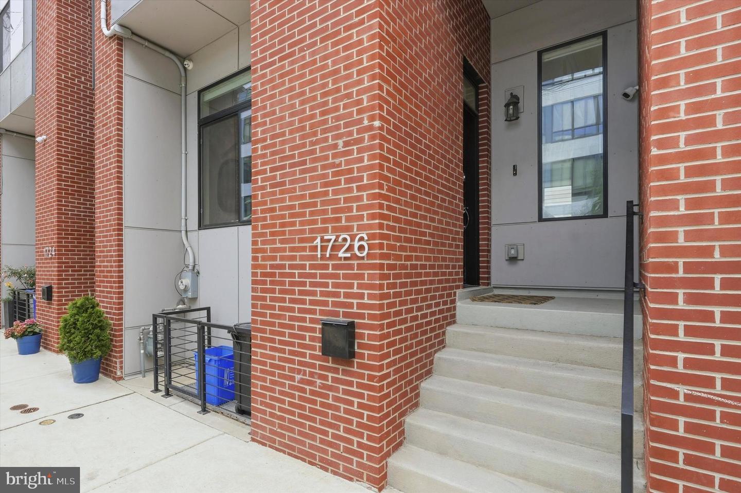 1726 N Hope St Property Photo 3