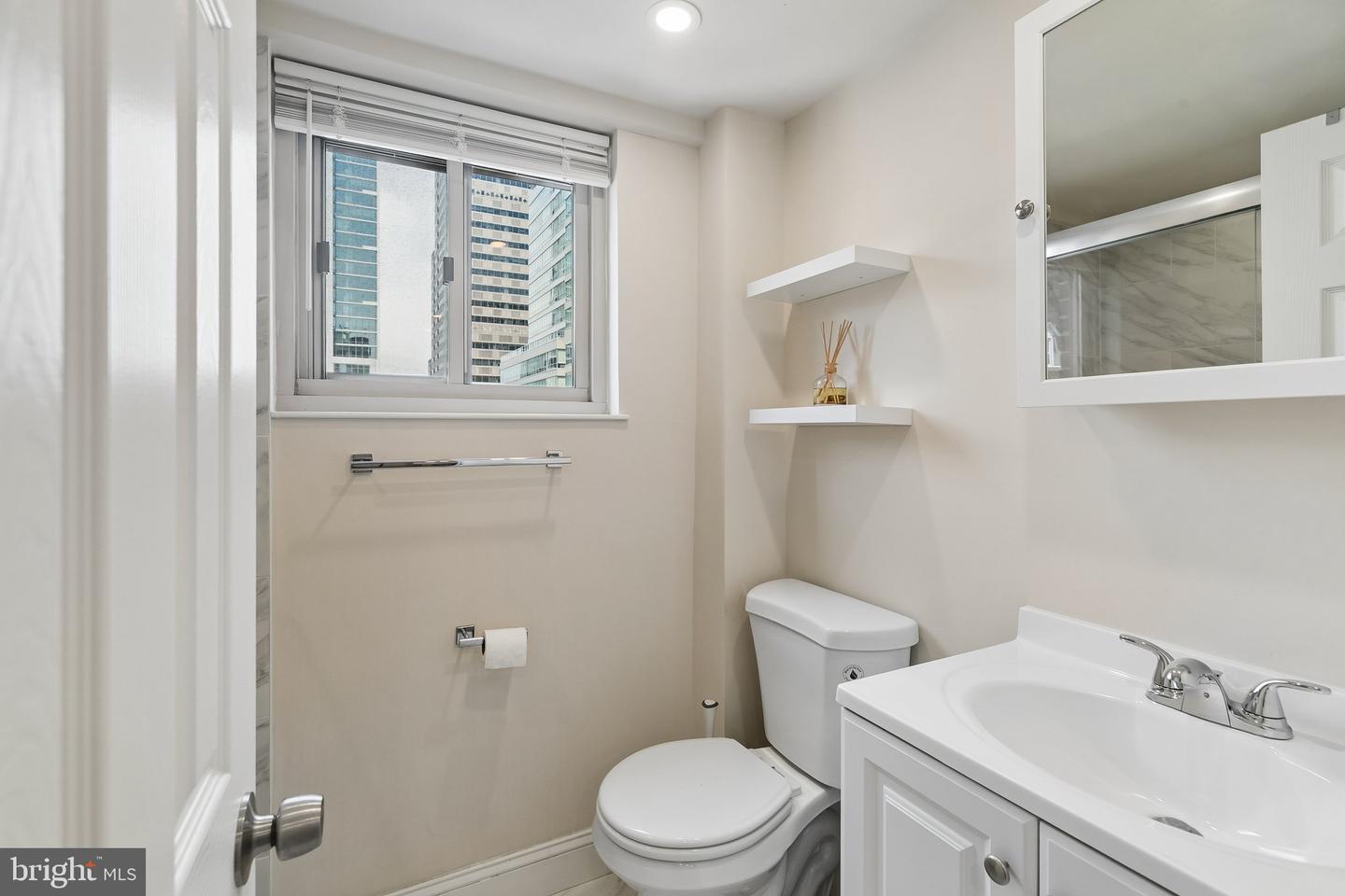 2101 Chestnut St #303 Property Photo 14
