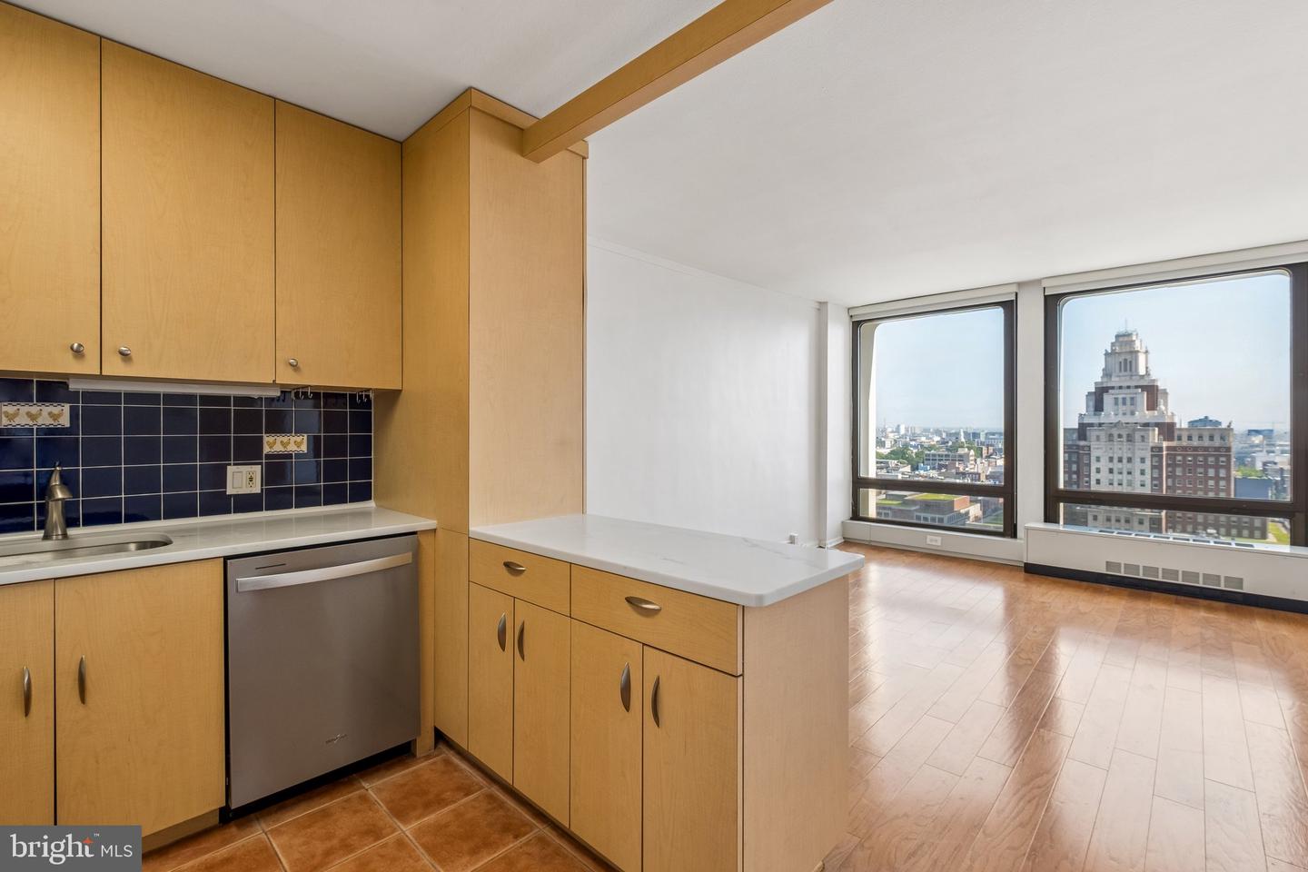 210 Locust St #18hw Property Photo 8