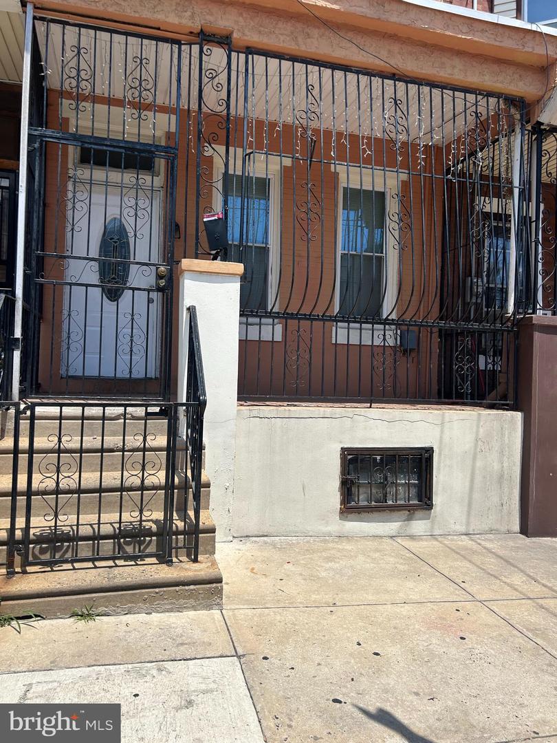 211 E Ontario St Property Photo 1