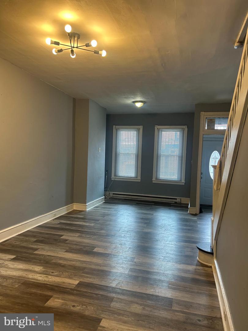 211 E Ontario St Property Photo 6
