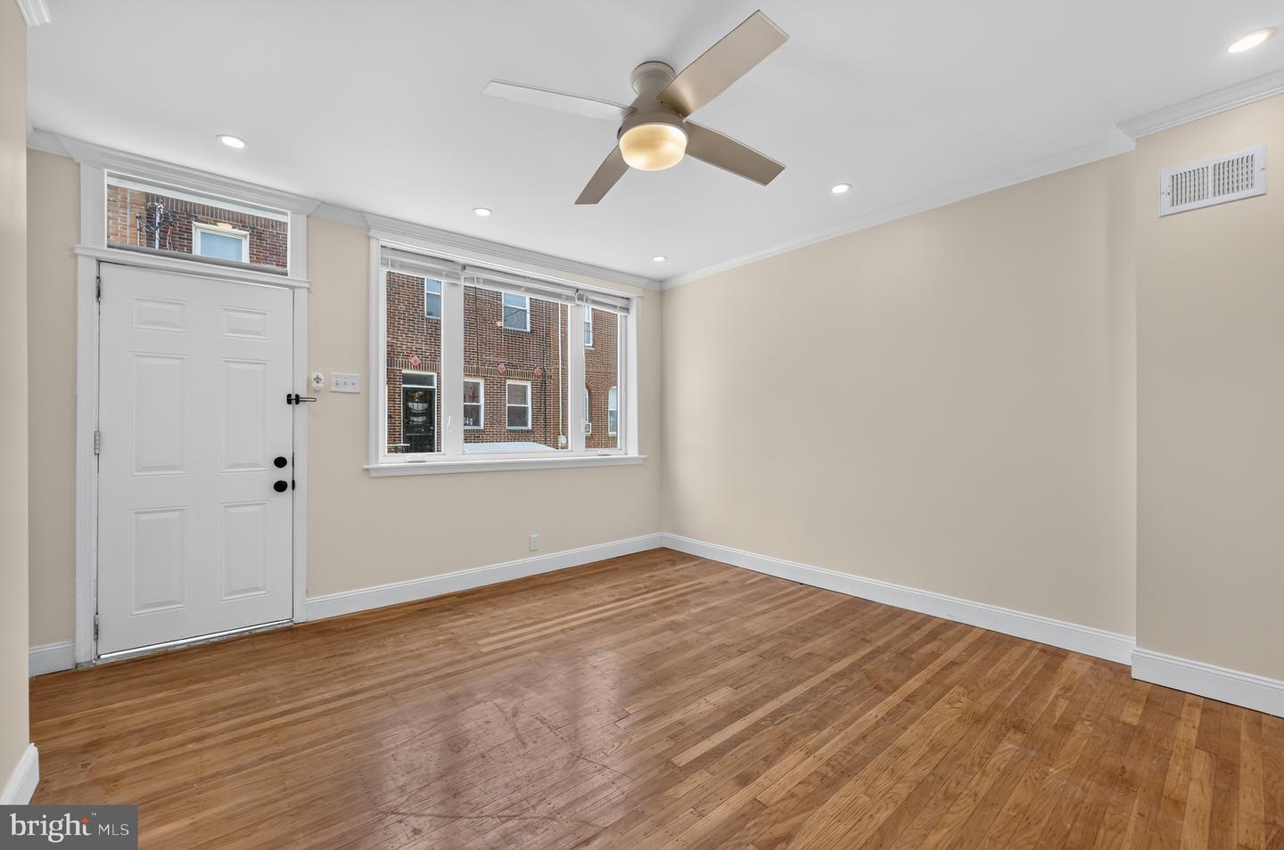 2043 S Darien St Property Photo 9