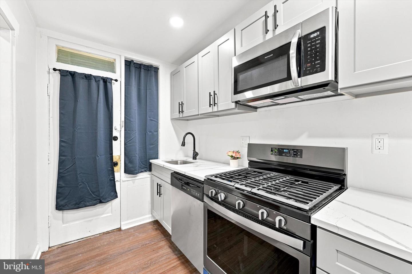 2550 Carroll St Property Photo 12