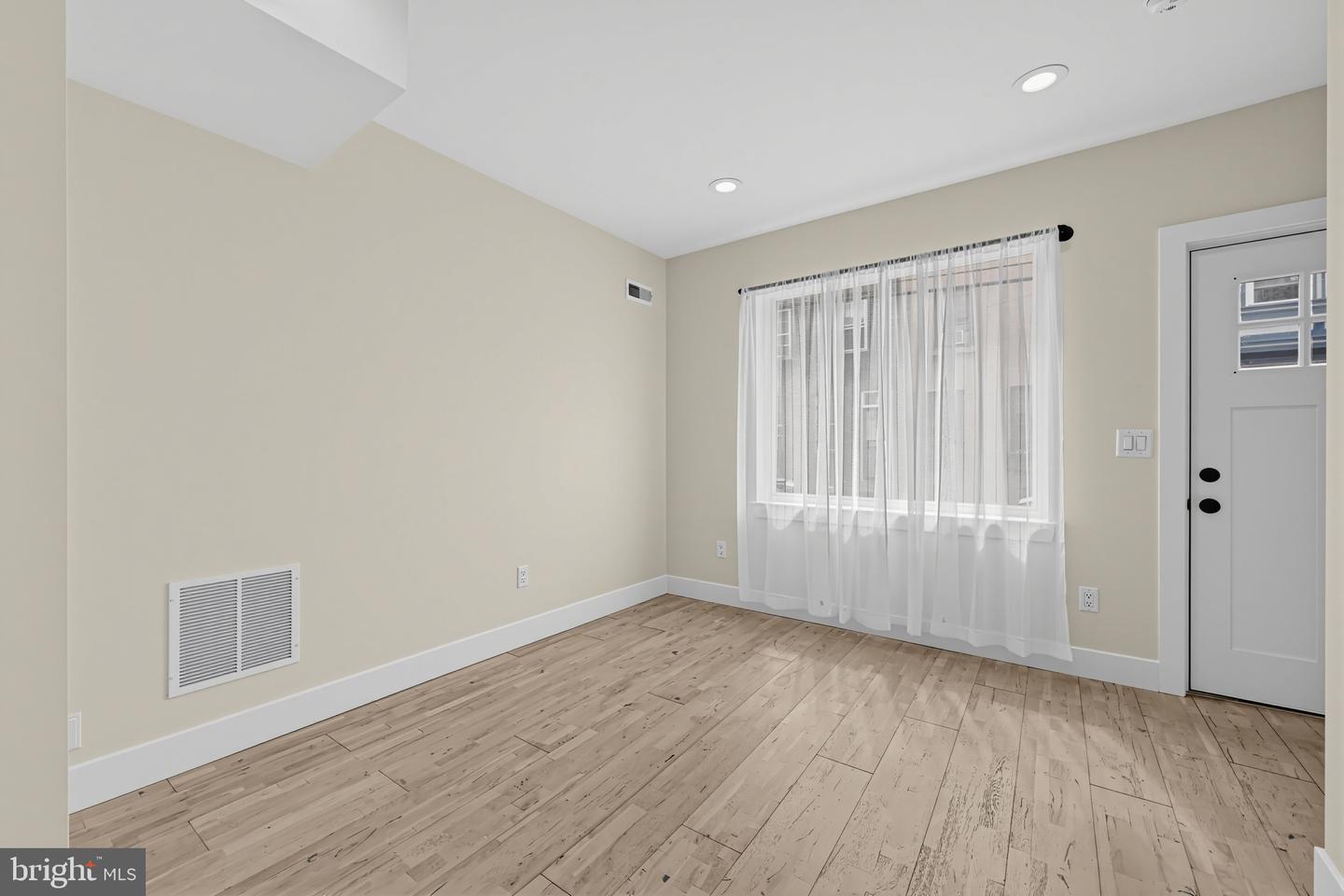 425 W Thompson St Property Photo 5