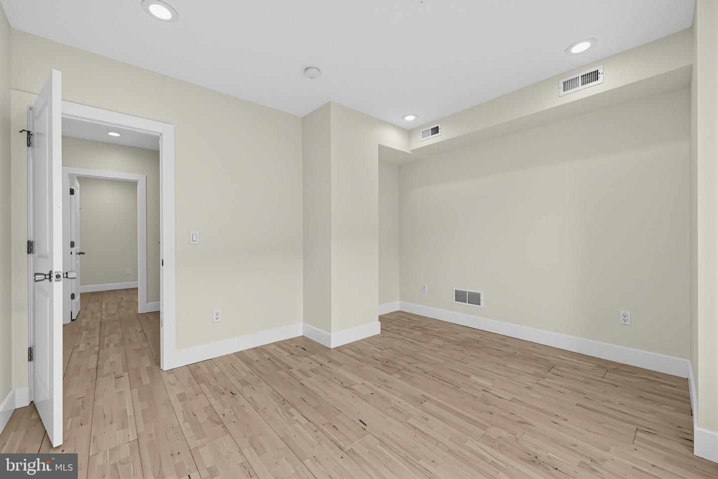 425 W Thompson St Property Photo 17