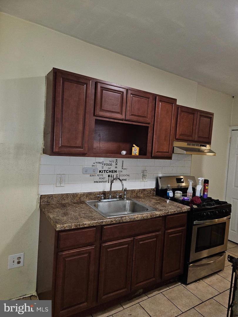 3050 N Sydenham St Property Photo 5