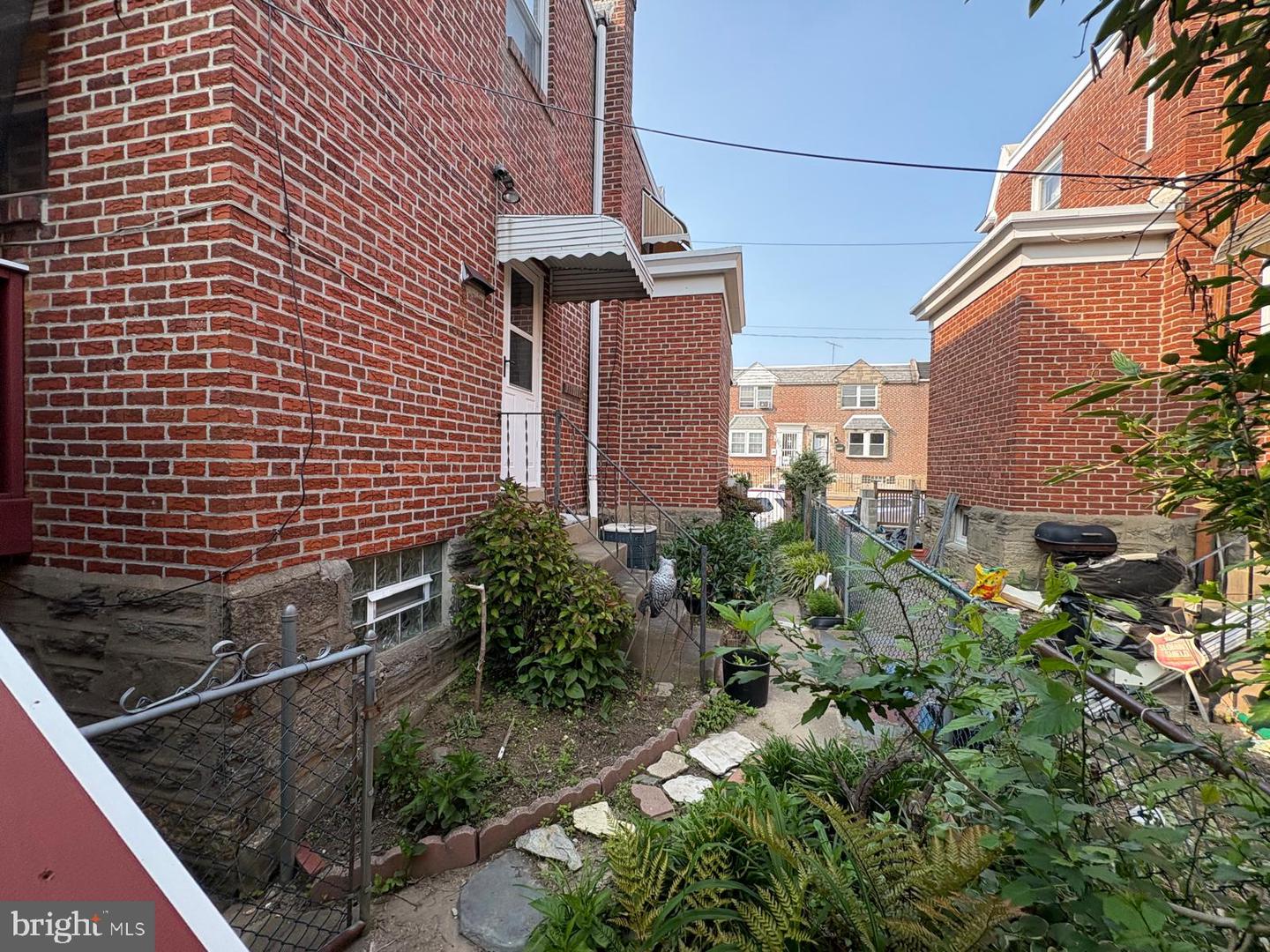 1214 Hale St Property Photo 4