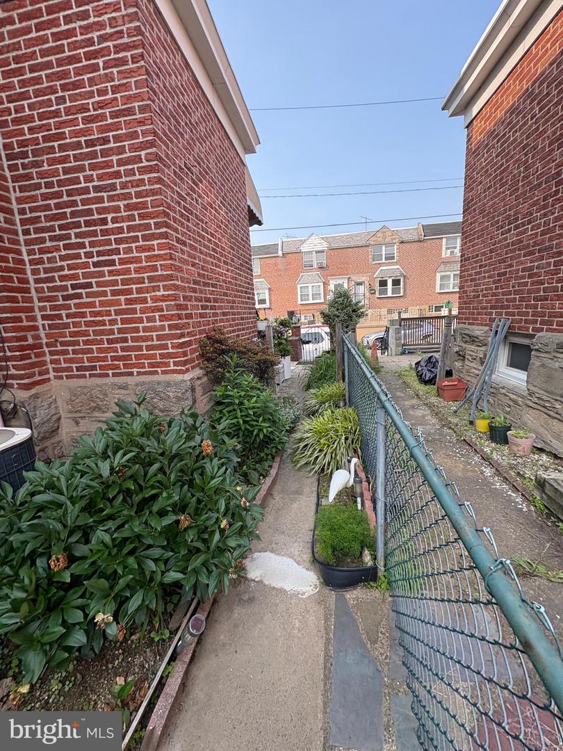 1214 Hale St Property Photo 5