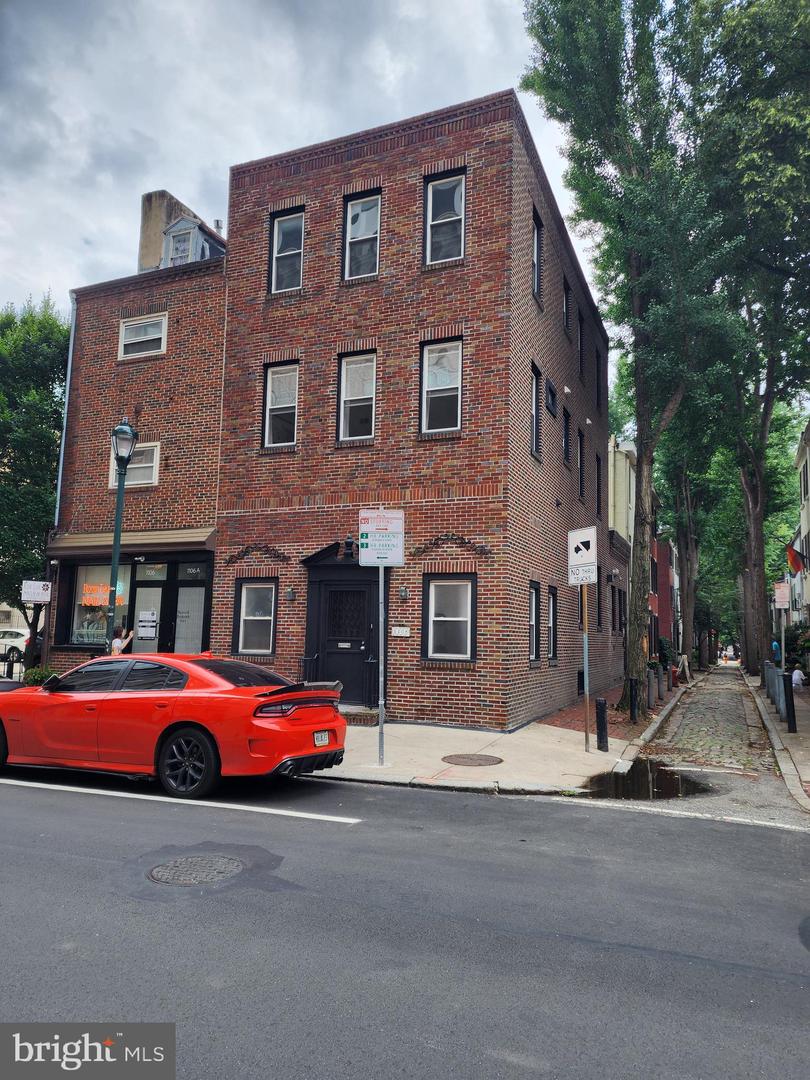 1108 Locust St Property Photo 4