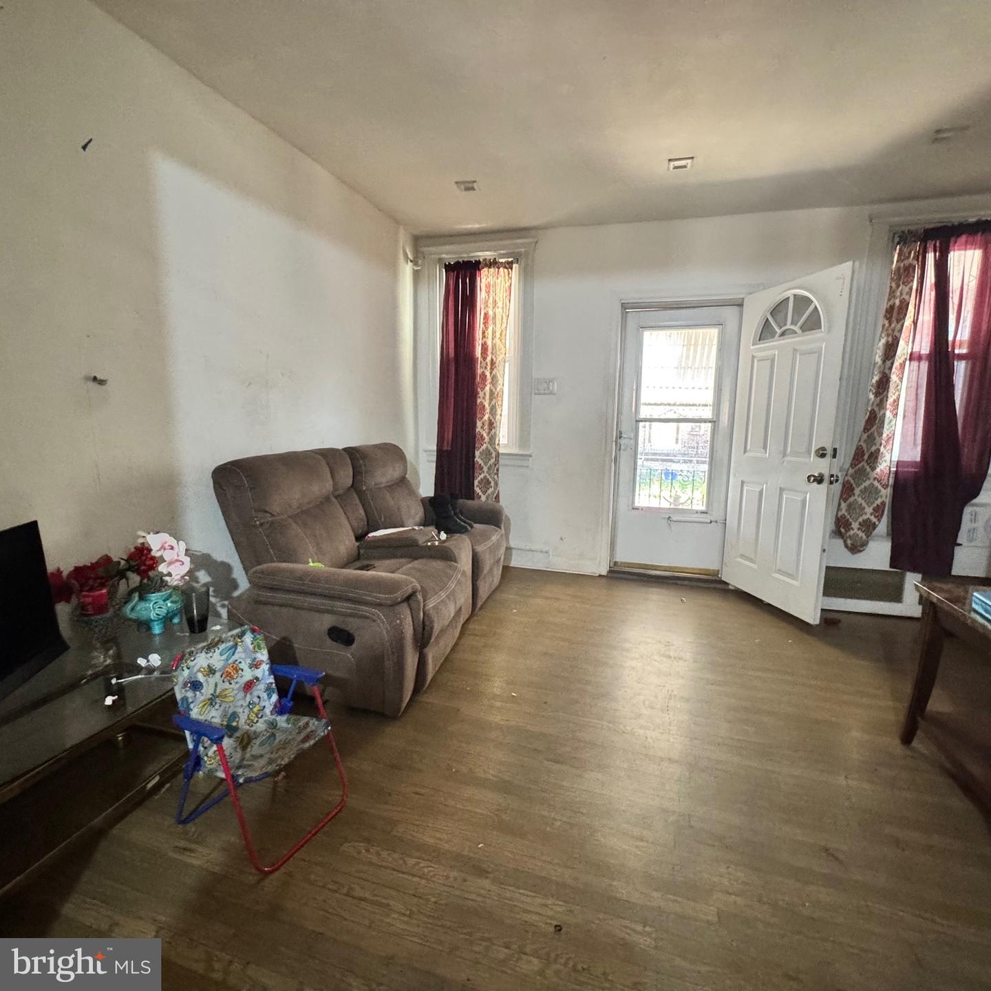 4159 Gilham St Property Photo 4