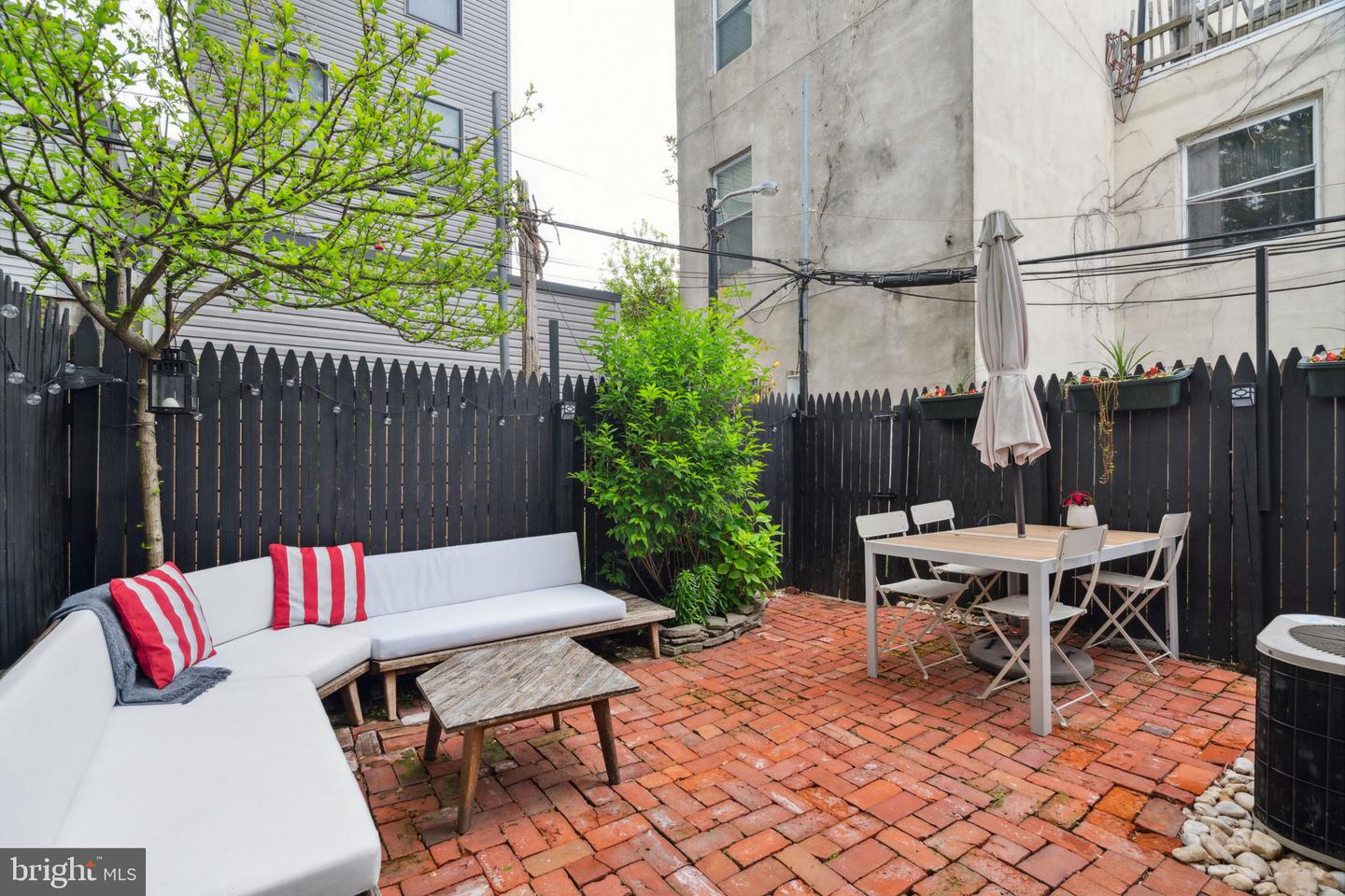 1911 Pemberton St Property Photo 9