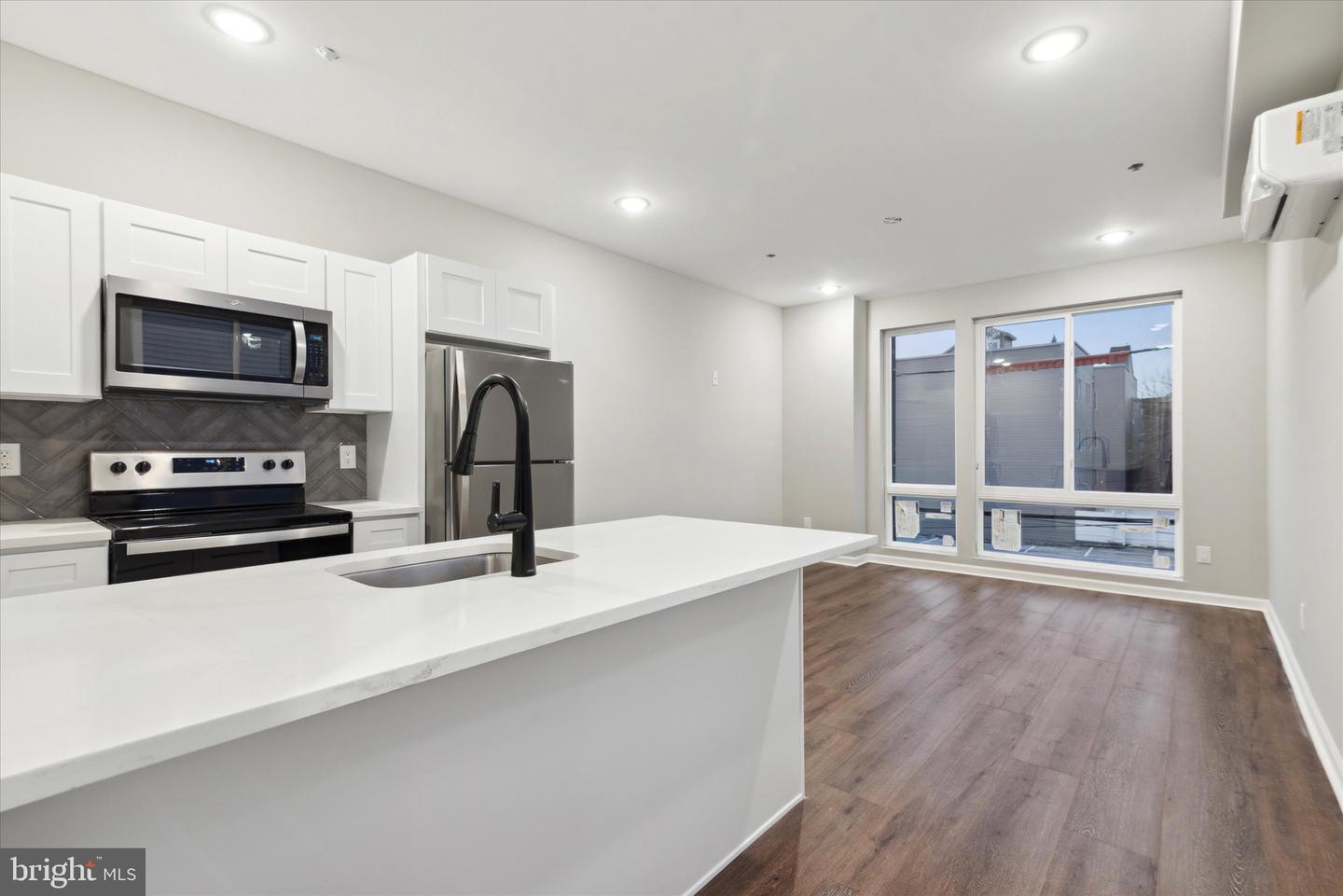 1230 N MARSHALL ST #2F Property Photo 1