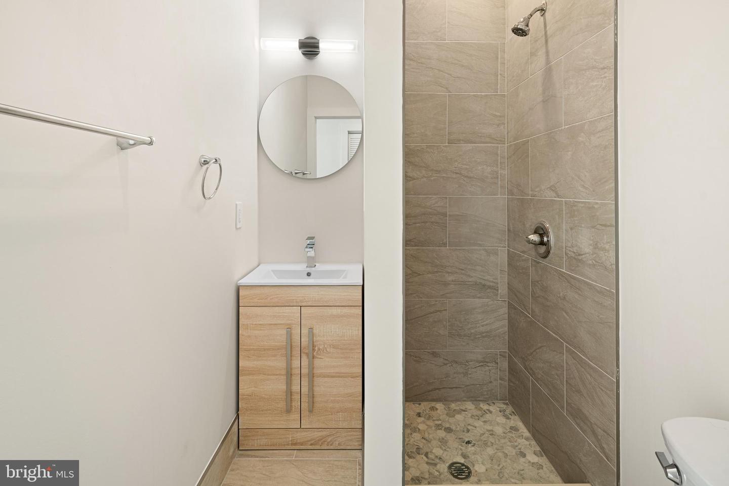 5217-1/2 Warren St #4 Property Photo 4