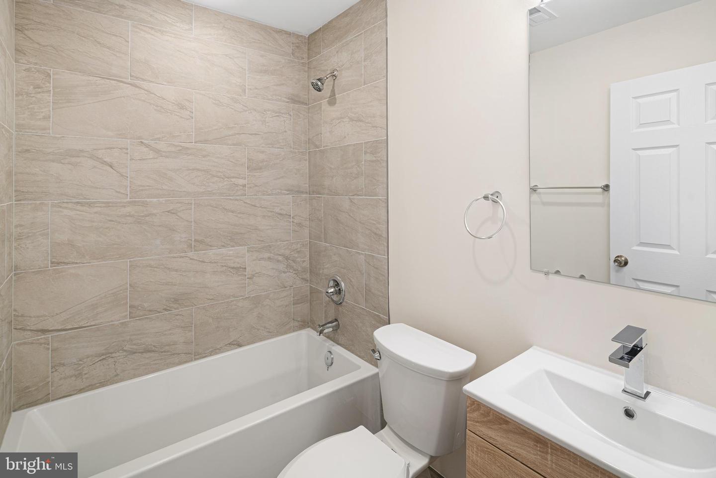 5217-1/2 Warren St #4 Property Photo 9