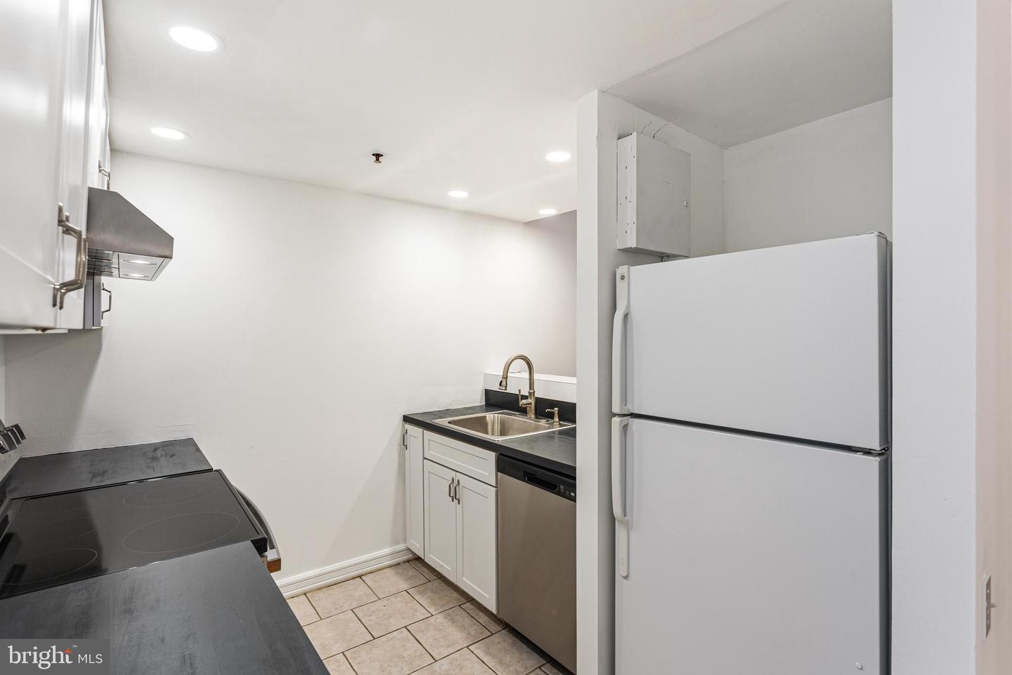 301 Race St #c010 Property Photo 5