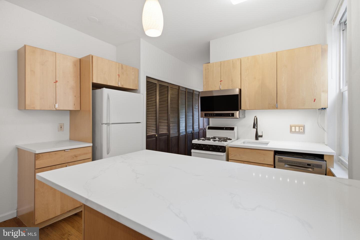 747-00 S 2nd St #2r Property Photo 5