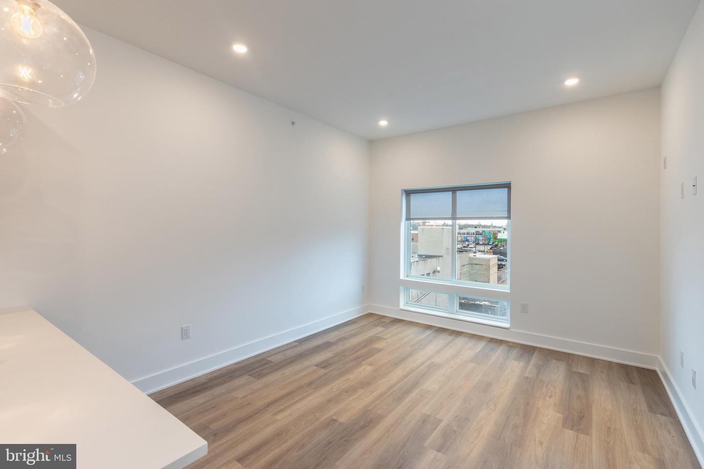 5545 Pulaski Ave #102 Property Photo 10
