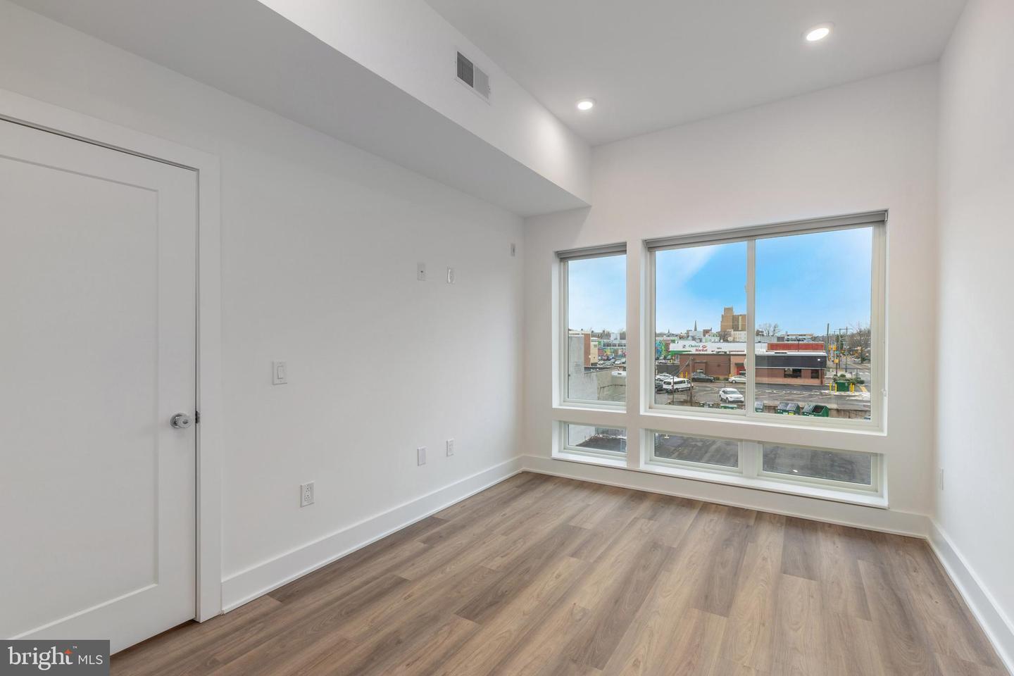 5545 Pulaski Ave #102 Property Photo 12