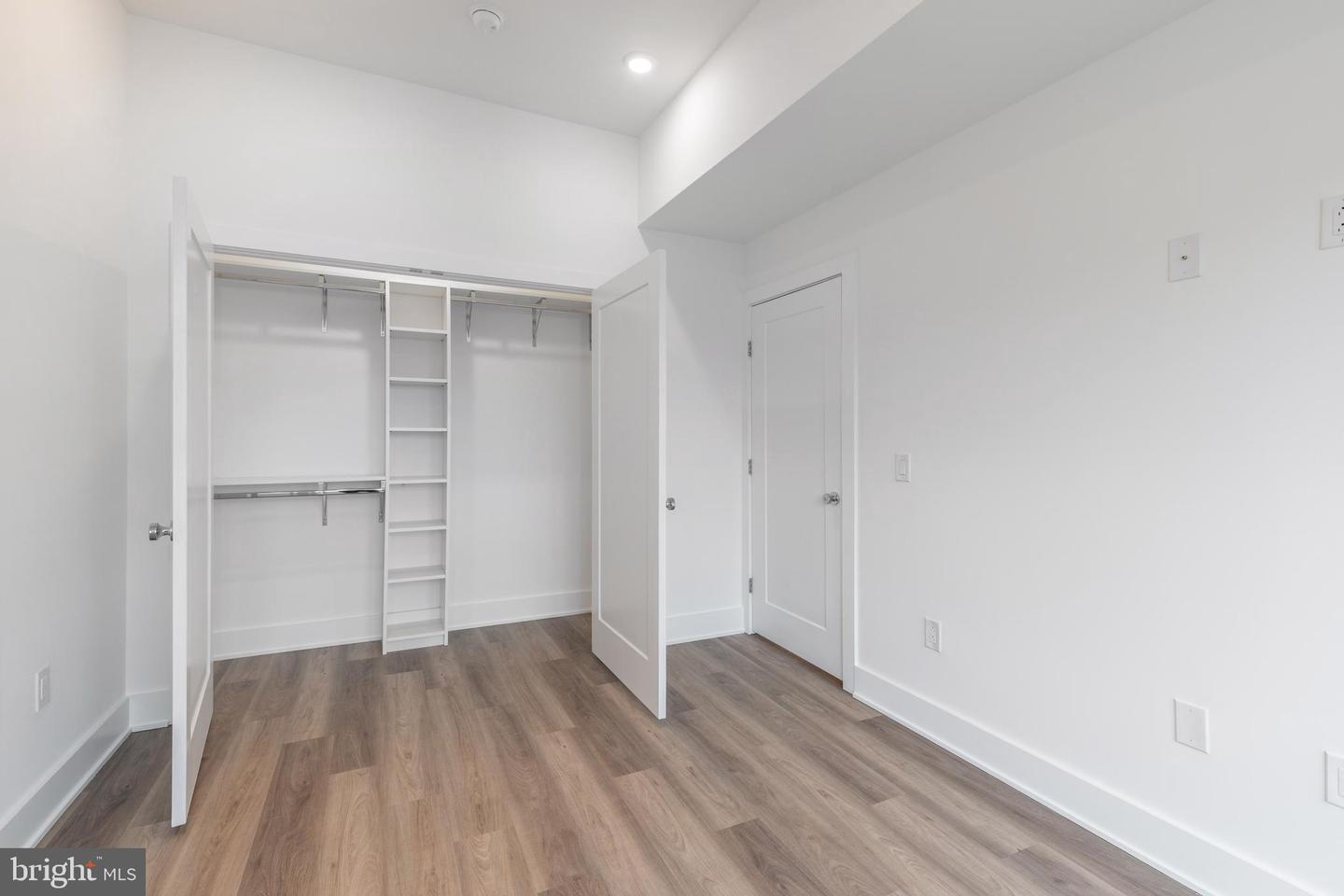 5545 Pulaski Ave #102 Property Photo 14