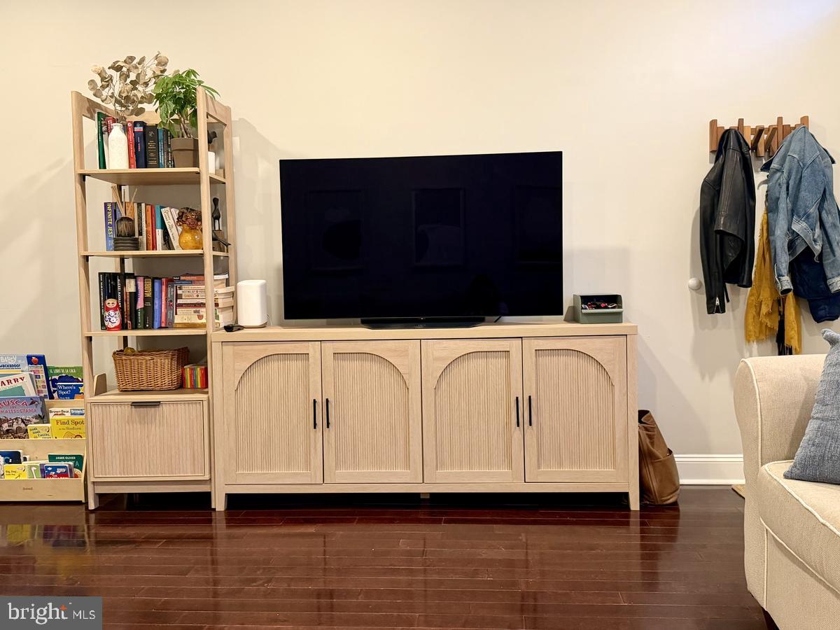 1929 Ellsworth St Property Photo 6