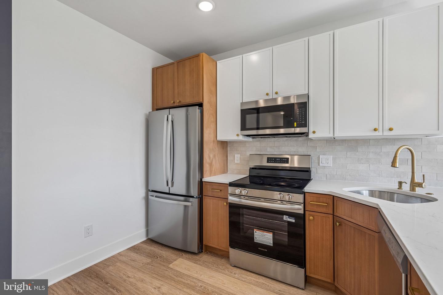 4820 Chester Ave #402 Property Photo 1