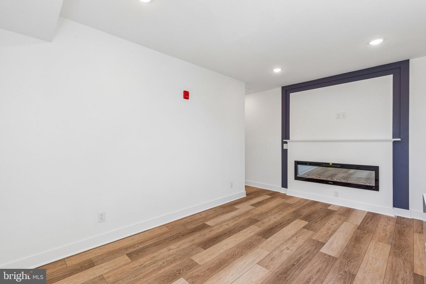 4820 Chester Ave #402 Property Photo 4