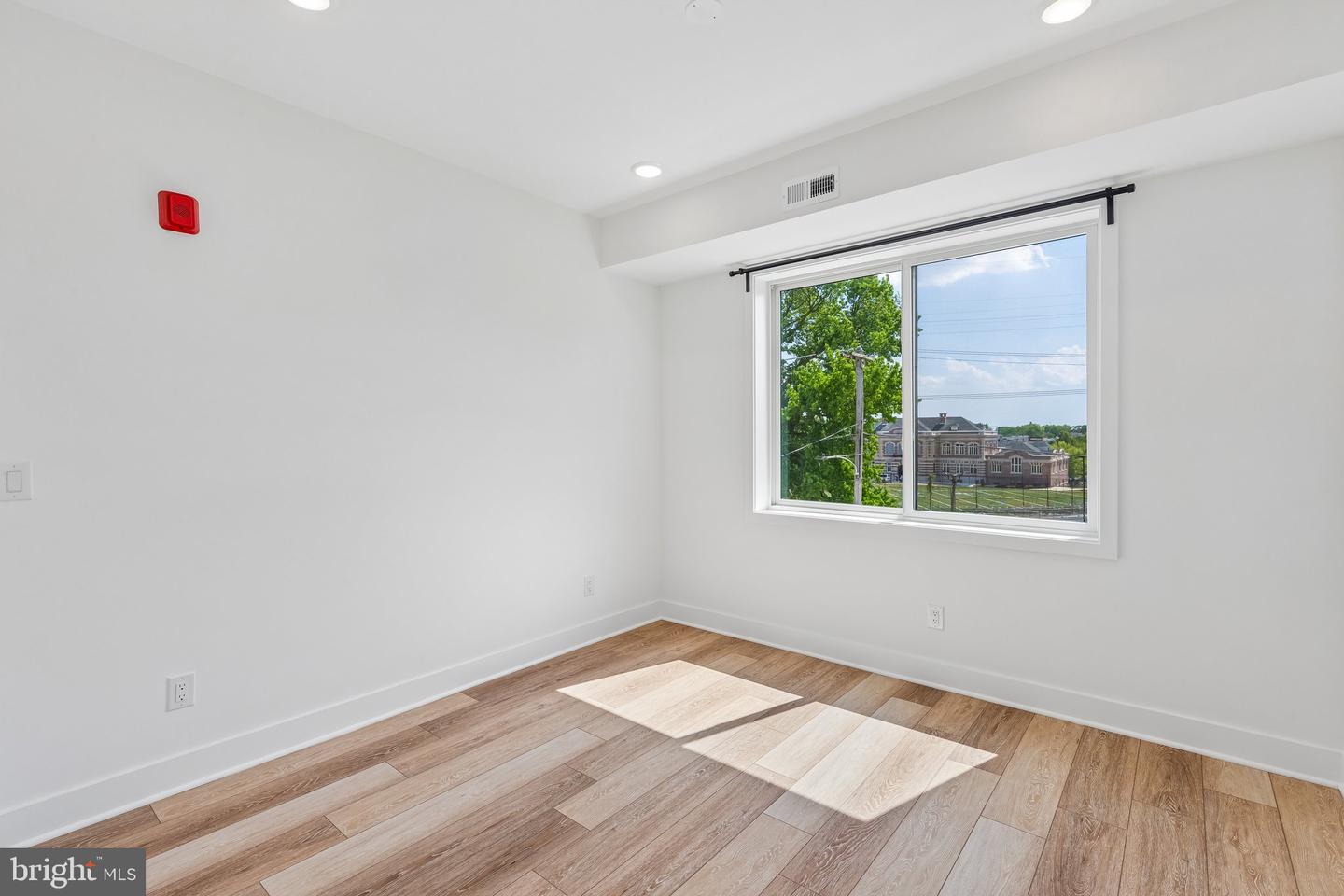 4820 Chester Ave #402 Property Photo 5