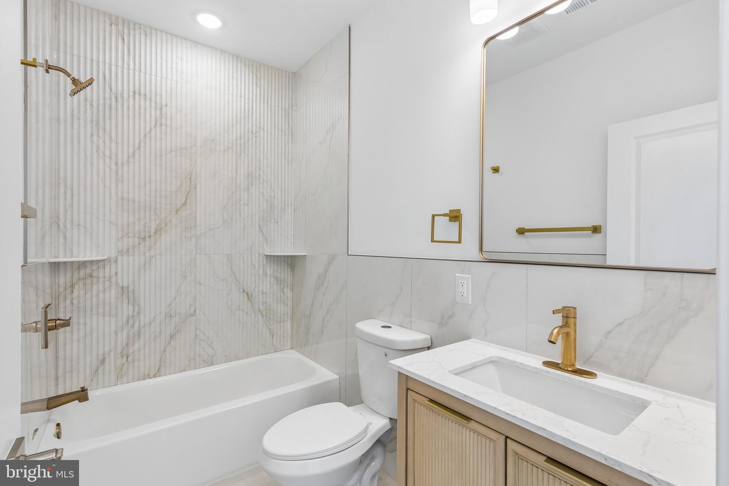 4820 Chester Ave #402 Property Photo 6