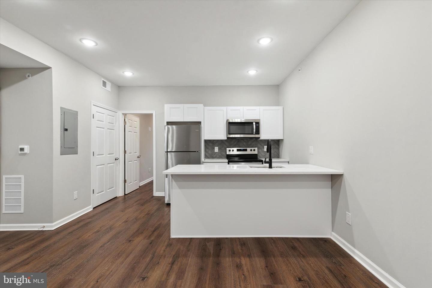 1230 N Marshall St #3r Property Photo 3