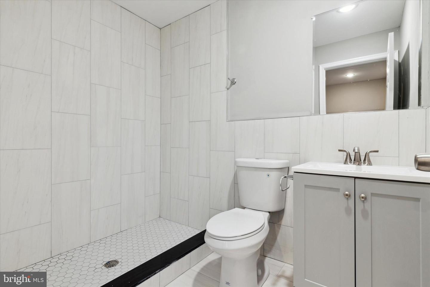 1230 N Marshall St #3r Property Photo 8