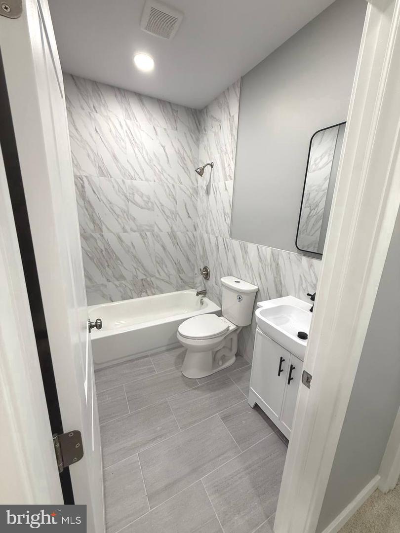 4621 N Camac St Property Photo 8
