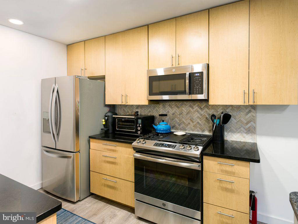 1718 Bainbridge St #a Property Photo 6