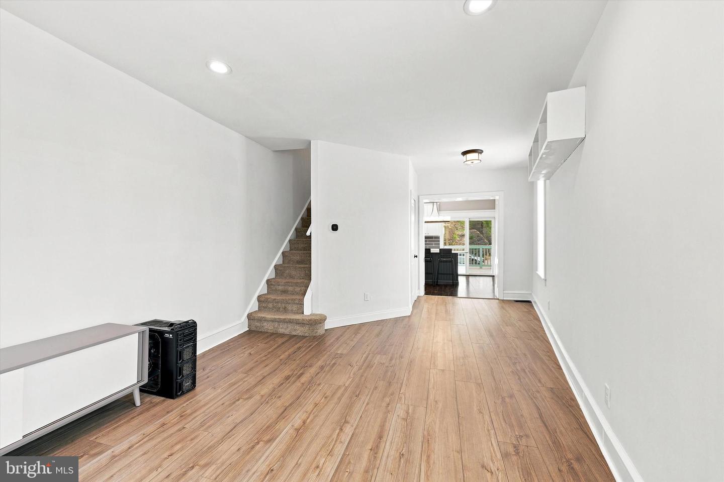 305 Carson St Property Photo 9