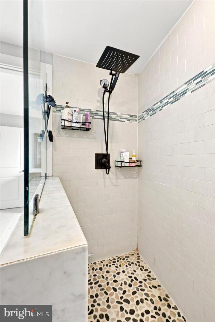305 Carson St Property Photo 14