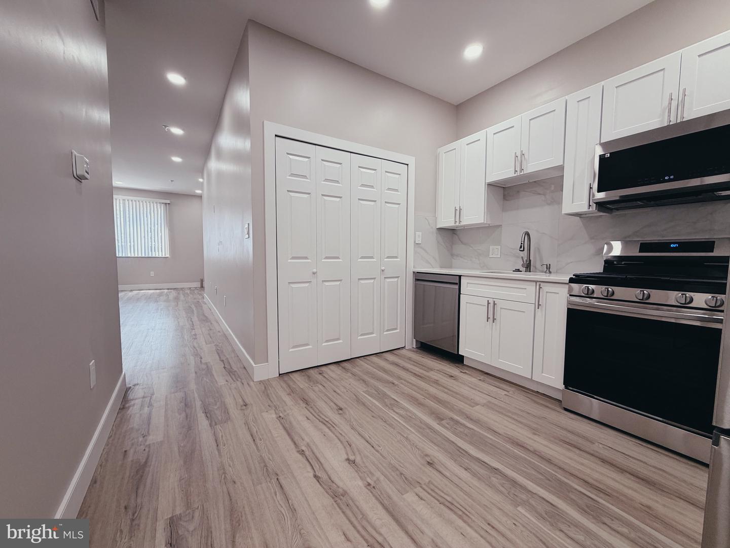 2720 W THOMPSON ST #UNIT F Property Photo 1