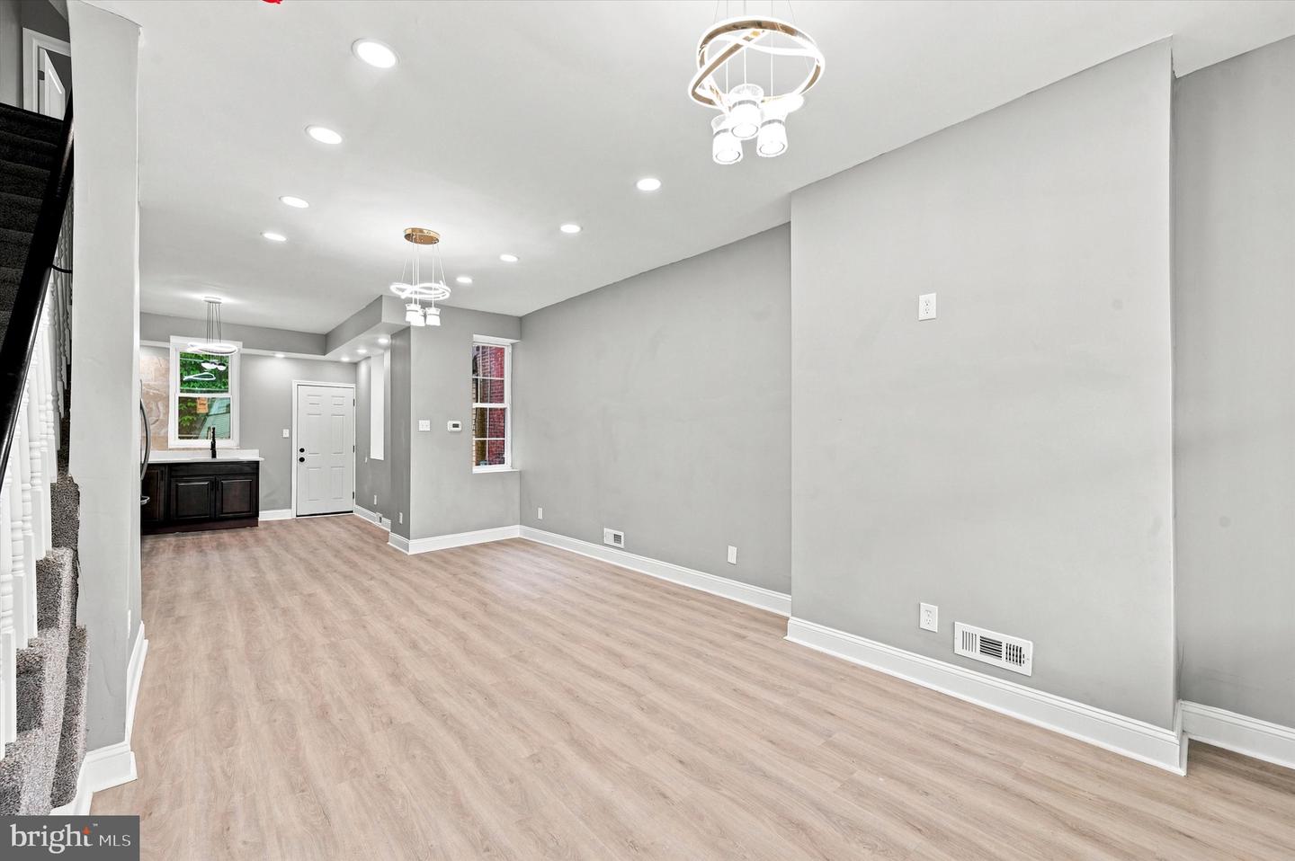 5539 Regent St Property Photo 4