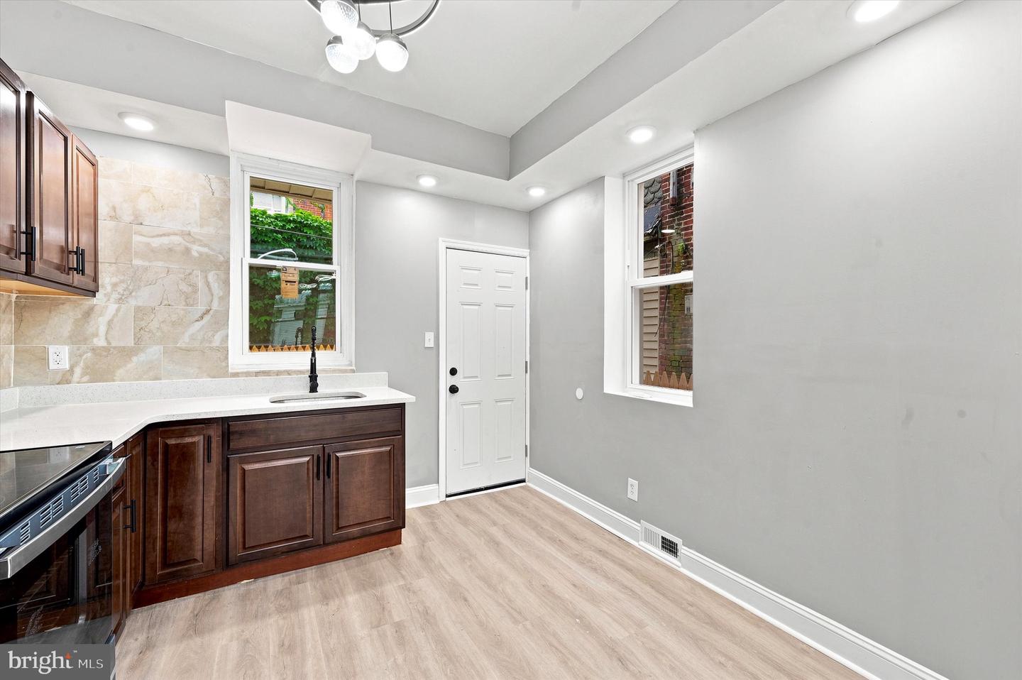 5539 Regent St Property Photo 10