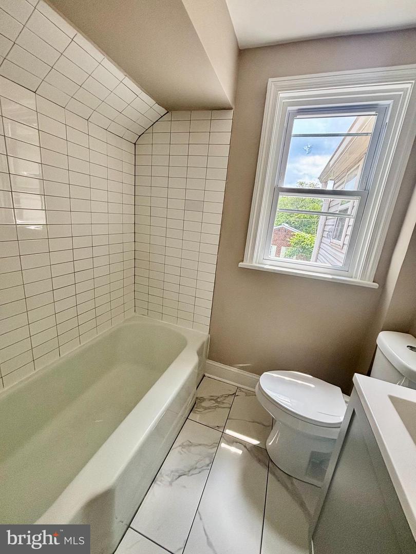6828 Oxford Ave #2nd Floor Property Photo 12